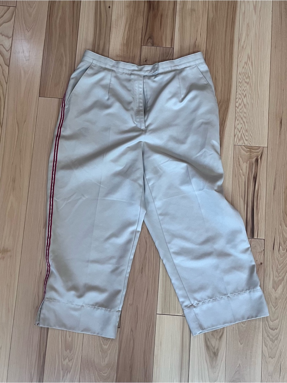Liz Golf by Liz Claiborne Cream Capris with Red Side Stripe